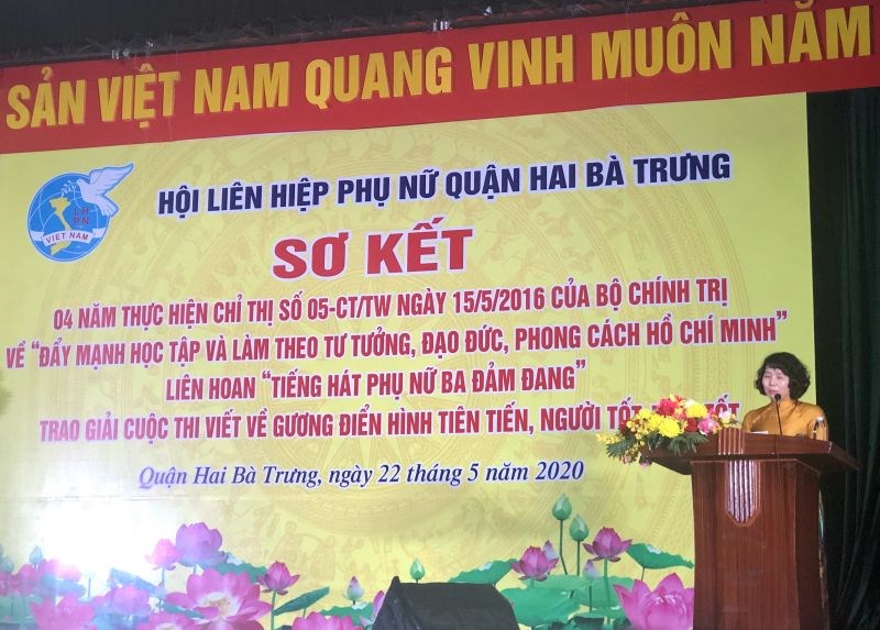 Đ/c Tạ Thị Thanh Huyền, Chủ tịch Hội LHPN quận Hai Bà Trưng báo cáo kết quả 4 năm thực hiện Chỉ thị 05