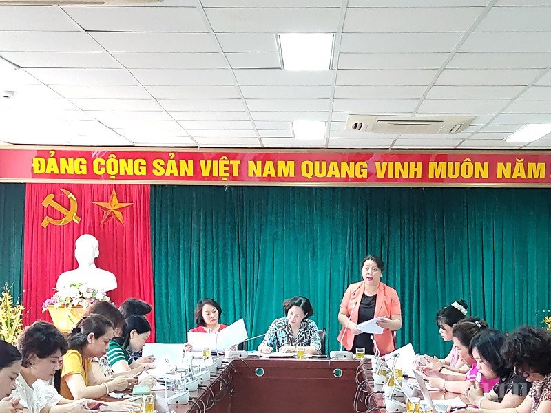Đồng chí Nguyễn Thị Thu Thủy- Chủ tịch Hội LHPN Hà Nội báo cáo kết quả hoạt động công tác Hội trong 5 tháng đầu năm 2020, đánh giá, rà soát các chỉ tiêu đăng ký thực hiện của các đơn vị