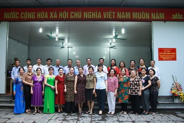 Các đại biểu Đảng ủy, UBND hội viên phụ nữ phường Dịch Vọng Hậu, tổ dân phố số 17... trong lễ ra mắt Công trình.