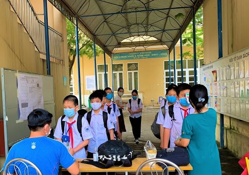 Thông tin học sinh trường THCS Lê Quý Đôn đợi bố mẹ dưới trời nắng nóng do cửa lớp bị khóa là không chính xác