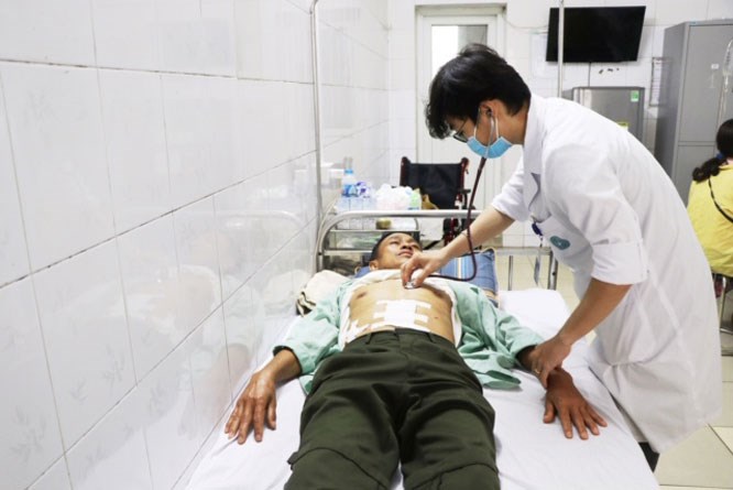 Bệnh nhân Nguyễn Bá D được chăm sóc, điều trị tích cực tại Bệnh viện Đa khoa Hà Đông.