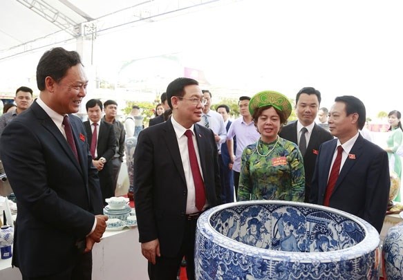 Đồng chí  Vương Đình Huệ- Bí thư thành ủy Hà Nội cùng các đại biểu  tham quan khu trưng bày sản phẩm của các làng nghề truyền thống trên địa bàn huyện Gia Lâm