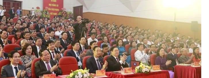 Các đại biểu lãnh đạo thành phố Hà Nội và đảng viên tham  dự đại hội.