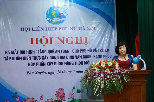 Đồng chí Lê Thị Thiên Hương, Phó Chủ tịch Hội LHPN Hà Nội phát biểu chỉ đạo tại Hội nghị