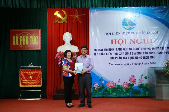 Hội LHPN Hà Nội trao tặng Ban điều hành mô hình số tiền 5 triệu đồng