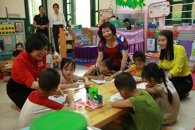 Sau Hội nghị ra mắt, Hội LHPN Hà Nội phối hợp với Công ty TNHH Yakult Việt Nam đến thăm, tặng sữa uống lên men Yakult tại trường mầm non xã Phú Túc