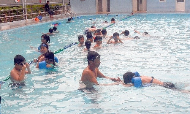 Dạy trẻ biết bơi là một trong những giải pháp phòng chống tai nạn đuối nước hữu hiệu
