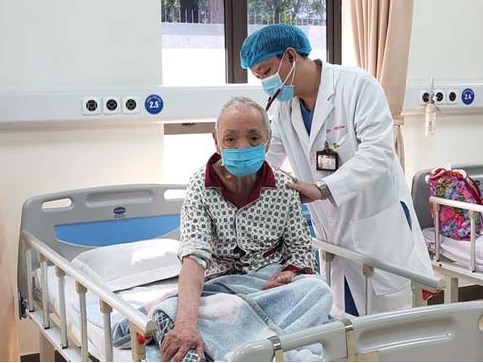 BSCKII Nguyễn Đặng Khiêm thăm khám cho bệnh nhân tại khoa Cấp cứu, Bệnh viện Hữu Nghị.