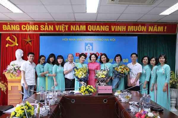 Nhà báo Kiều Thanh Hùng và đồng chí Lê Kim Anh tặng hoa chúc mừng Đại hội Chi hội thành công tốt đẹp