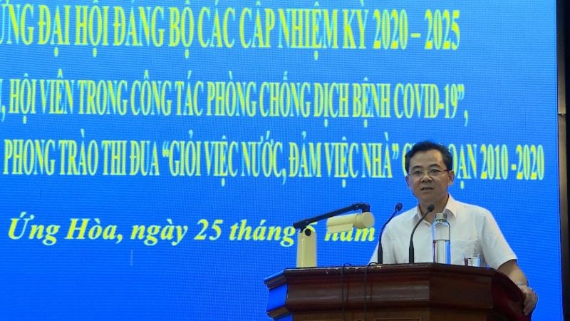 Đồng chí Nguyễn Chính Hữu – Phó Chủ tịch LĐLĐ thành phố Hà Nội phát biểu tại hội nghị (Ảnh: Huy Nguyện)