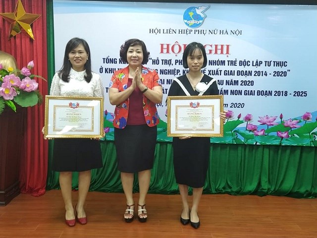 Bà Lê Thị Thiên Hương, Phó Chủ tịch Hội LHPN Hà Nội tặng Bằng khen cho 2 cá nhân có thành tích trong thực hiện Đề án