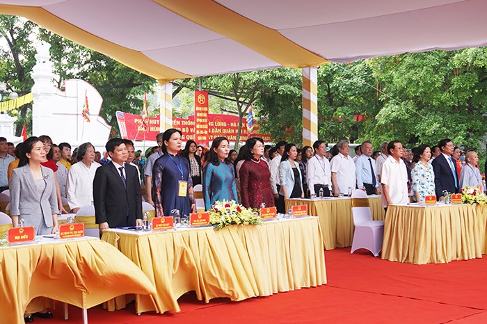 Đại biểu Trung ương và TP Hà Nội làm lễ chào cờ