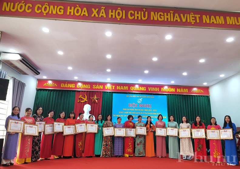 Hội LHPN quận khen thưởng các tập thể  chi hội đã có thành tích trong thực hiện hỗ trợ phụ nữ khởi nghiệp