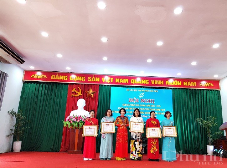 Đồng chí Lê Kim Anh- Chủ tịch Hội LHPN Hà Nội khen thưởng các tập thể  có thành tích xuất sắc trong giai đoạn 2015- 2019