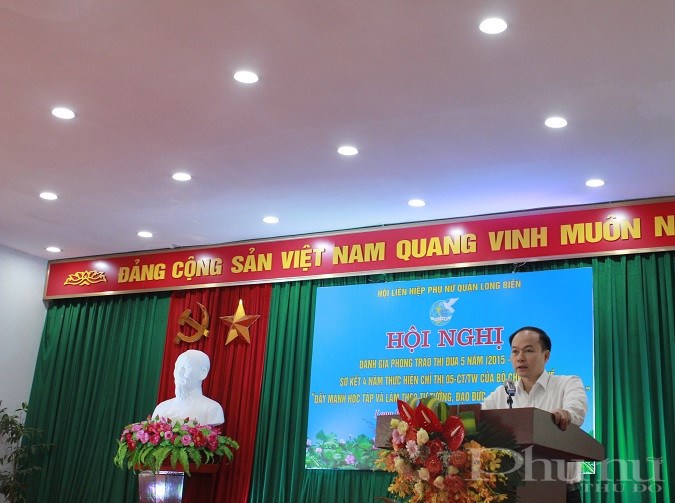 Đồng chí  Đường Hoài Nam - Phó Bí thư Thường trực Quận ủy Long Biên phát biểu tại hội nghị