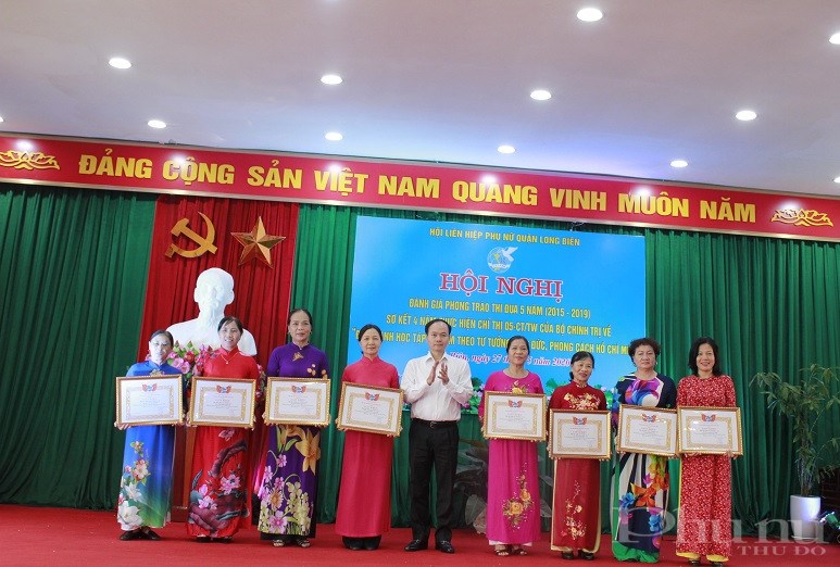 Đồng chí  Đường Hoài Nam - Phó Bí thư Thường trực  Quận ủy trao thưởng cho các chi hội