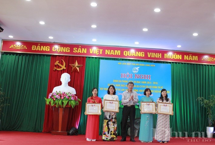 Đồng chí Nguyễn Quốc Long -  Trưởng Ban Dân vận Quận ủy Long Biên trao khen thưởng cho các tập thể