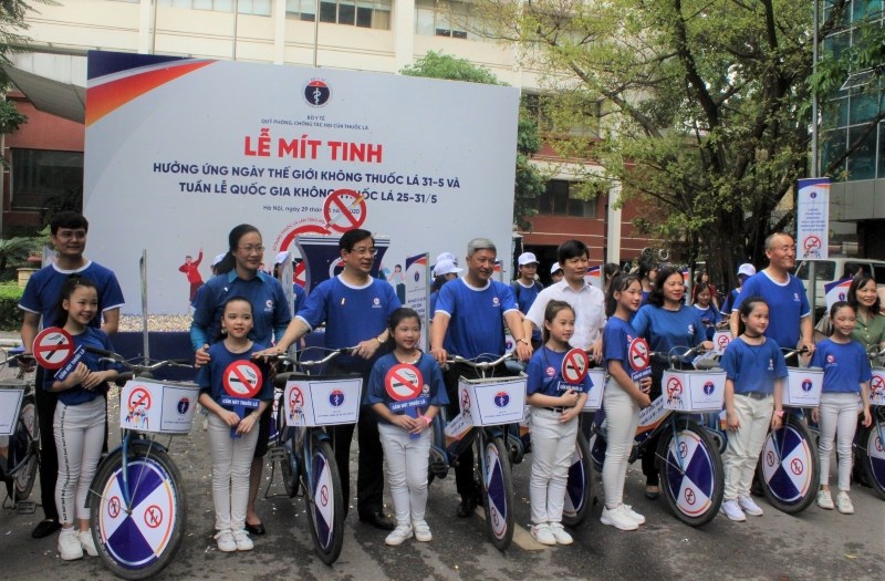 Các đại biểu tham gia diễu hành xe đạp nhằm hưởng ứng chiến dịch truyền thông năm 2020 với chủ đề 