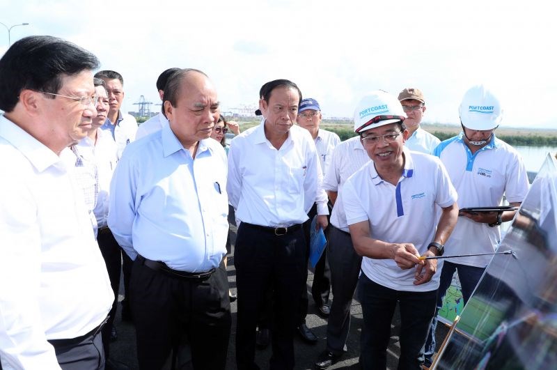 Thủ tướng Nguyễn Xuân Phúc thị sát tại Cảng Cái Mép. - Ảnh: VGP