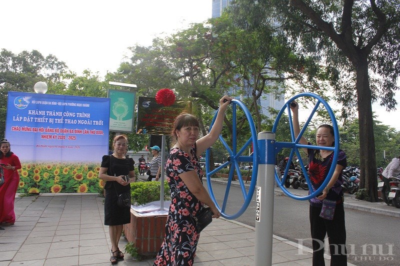 Cán bộ hội viên phữ nữ và người dân phường Ngọc Khánh phấn khởi với công trình hết sức ý nghĩa của Hội