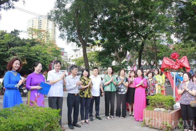 Các đại biểu tham dự lễ bàn giao công trình chào mừng Đại hội đảng bộ quận Ba Đình