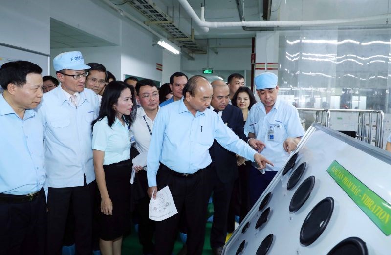 Thủ tướng đến thăm Công ty Điện tử Foster Bắc Ninh. Ảnh: VGP