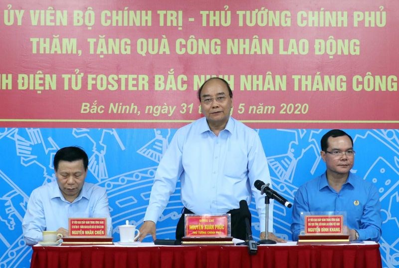 Thủ tướng Nguyễn Xuân Phúc đối thoại với công nhân. Ảnh: VGP