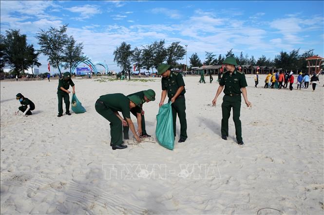 Lực lượng đoàn viên, thanh niên, cán bộ chiến sĩ và người dân trên địa bàn huyện Gio Linh (Quảng Trị) thu gom rác tại bãi biển Cửa Việt.