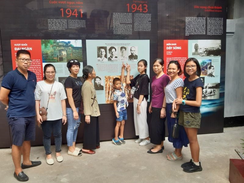 Gia đình chị Đỗ Minh Trang (Hà Nội) tham quan Di tích Nhà tù Hỏa Lò