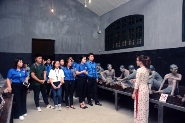 Đoàn TNCS phường Ngọc Thụy, quận Long Biên tìm hiểu lịch sử tại Nhà tù Hỏa Lò