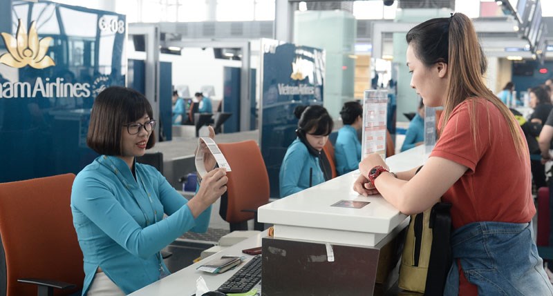 Hành khách làm thủ tục tại quầy vé của Vietnam Airlines tại sân bay quốc tế Nội Bài.