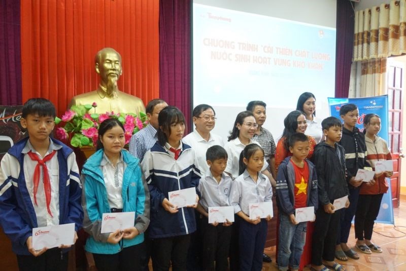 Đại diện Tập đoàn Tân Á Đại Thành và Báo Tiền phong tặng học bổng cho học sinh huyện Minh Hóa