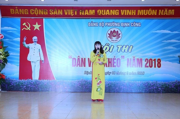 Chị Mai Thị Thanh Hà tham gia cuộc thi Dân vận khéo năm 2018 do phường Định Công tổ chức (ảnh: NVCC)