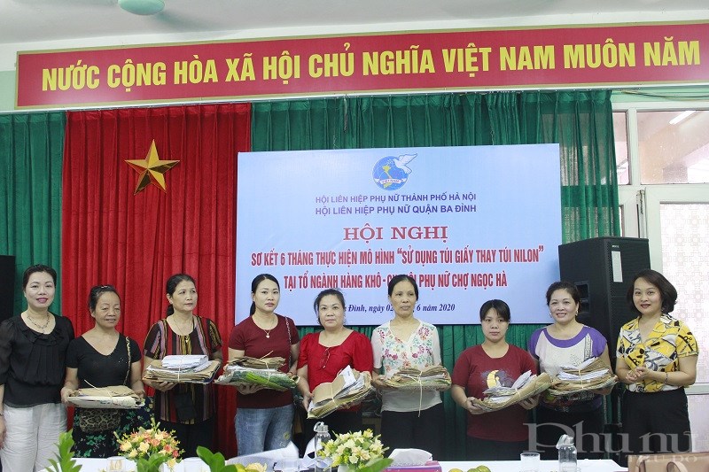 Hội LHPN  tiếp tục phát 7.000 túi giấy kích cớ khác nhau cho đại diện các tổ ngành hàng khô tại chợ Ngọc Hà .