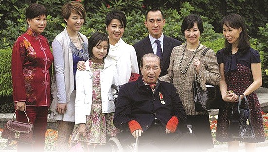 Stanley Ho cùng gia đình khi còn sống - ảnh CNN