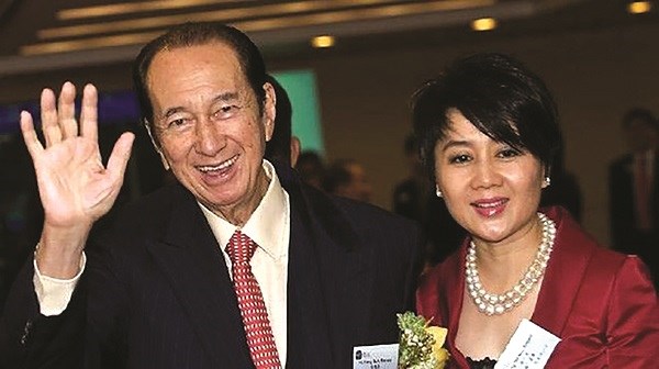 Tỷ phú Stanley Ho và vợ thứ 4 bà Angela Leong - ảnh BI