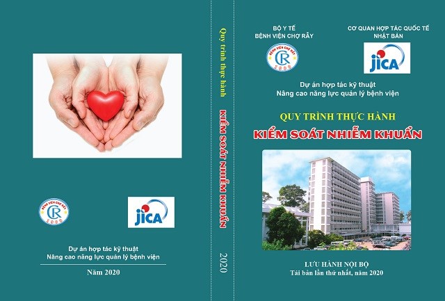 Bìa sách kiểm soát nhiễm khuẩn được đại diện Jica trao tặng Bệnh viện Chợ Rẫy (TPHCM).