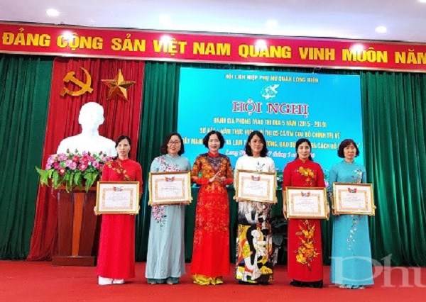 Đồng chí Lê Kim Anh - Chủ tịch Hội LHPN Hà Nội  khen thưởng cho những tập thể có thành tích xuất sắc trong thi đua yêu nước giai đoạn 2015-2019 và thực hiện Chỉ thị 05