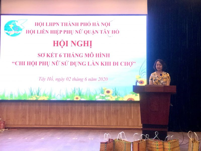 Phó Chủ tịch Hội LHPN Hà Nội Phạm Thị Thanh Hương phát biểu chỉ đạo