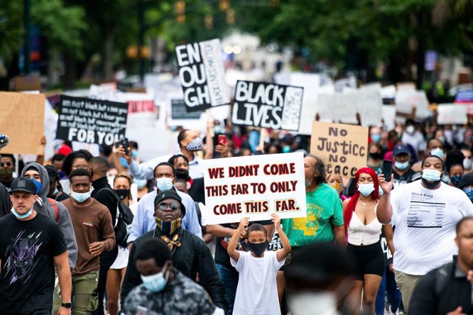 ­Người dân Mỹ tuần hành tại thành phố Columbia (bang Nam Carolina).
