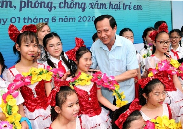 Bộ trưởng Đào Ngọc Dung giao lưu với các em học sinh trường THCS Dịch Vọng trong buổi Lễ phát động Tháng Hành động vì trẻ em năm 2020 (ảnh: Q.H)