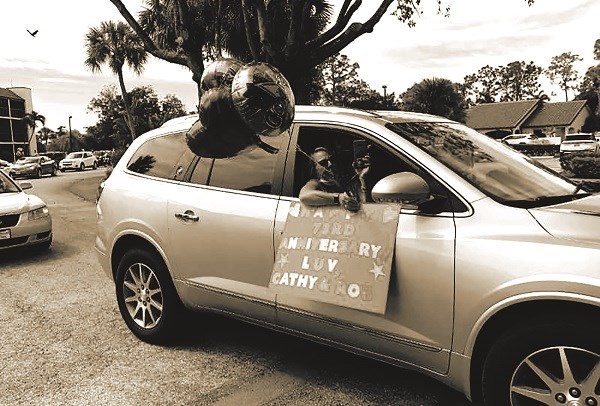 Một trong các xe “diễu hành” mang theo bóng bay cùng một tấm bảng ghi lời chúc được trang trí công phu