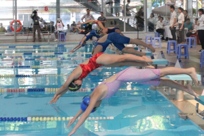 Các vận động viên tham gia giải bơi Hội khỏe Phù Đổng lần thứ X thành phố Hà Nội.
