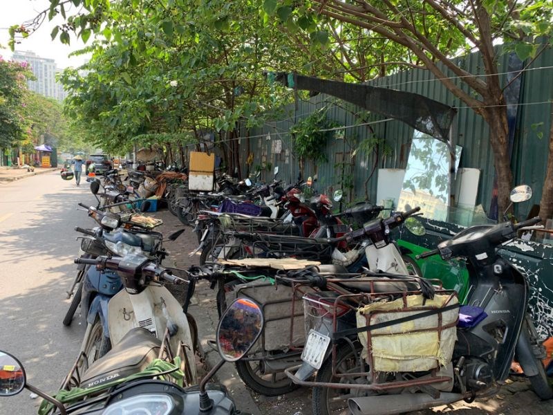 Xe máy cũ ở vỉa hè gần chợ tạm Nam Trung Yên (quận Cầu Giấy).