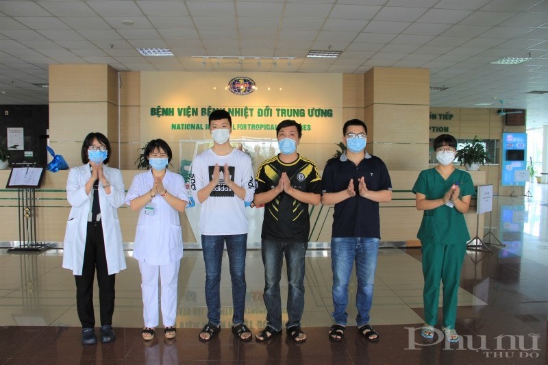 Các bác sĩ BV Bệnh Nhiệt đới TƯ chúc mừng 3 bệnh nhân được công bố khỏi bệnh.