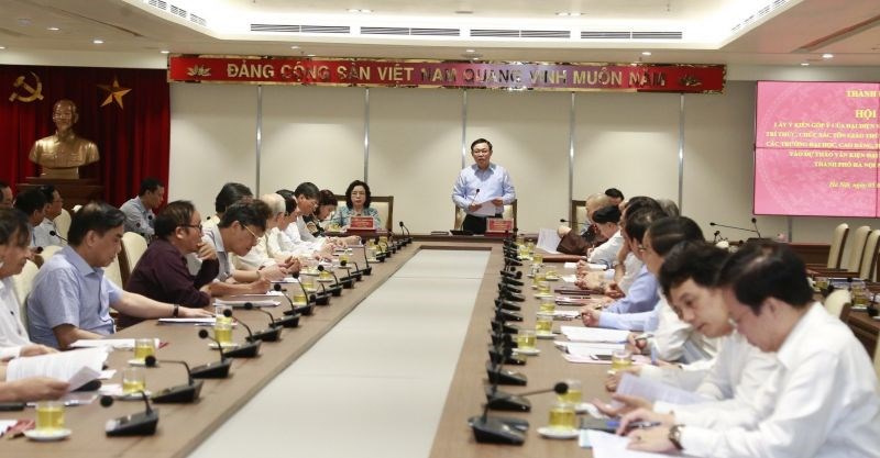UV Bộ Chính trị, Bí thư Thành ủy, Trưởng đoàn Đai biểu Quốc hội TP Hà Nội Vương Đình Huệ phát biểu khai mạc hội nghị.