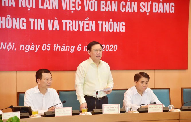 Bí thư Thành ủy Hà Nội Vương Đình Huệ chủ trì buổi làm việc.