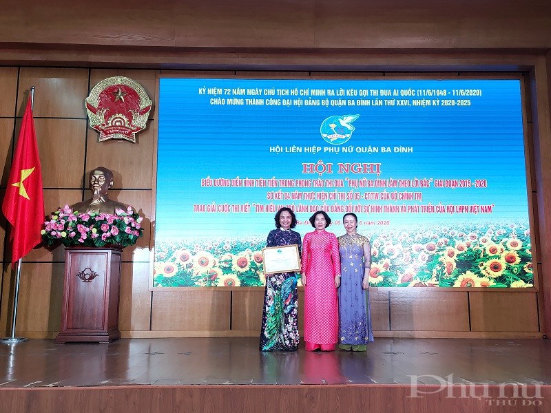 Đồng chí Lê Kim Anh- Chủ tịch Hội LHPN Hà Nội trao Bằng khen cho Hội LHPN quận Ba Đình