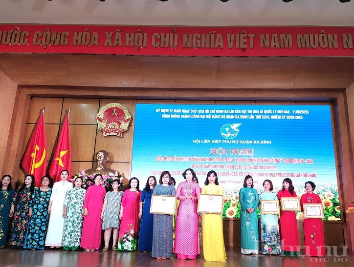 Đồng chí Lê Kim Anh- Chủ tịch Hội LHPN Hà Nội trao khen thưởng cho các tập thể cá nhân
