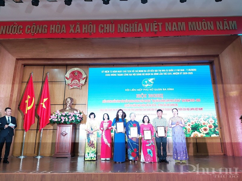 Đồng thời, tại hội nghị Hội LHPN quận đã trao cuộc thi viết “Tìm hiểu vai trò lãnh đạo đối với sự hình thành và phát triển của Hội LHPN Việt Nam”